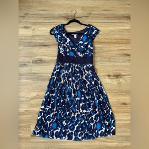 Size is in 10. Navy blue, white, and a softer blue mixed color scheme.